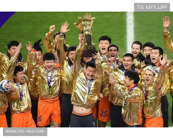 山东泰山队夺冠获巨额奖金，球迷欢呼庆祝胜利时刻